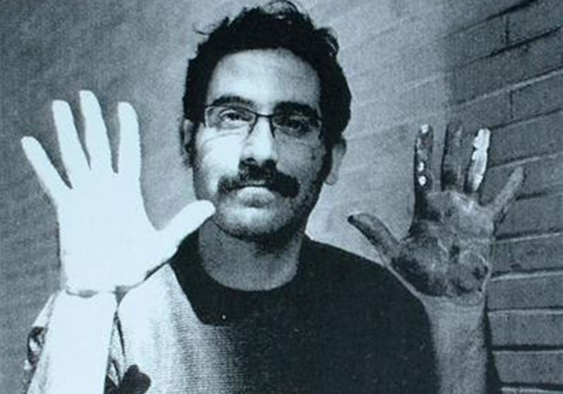 حجت امانی نقاشیهای ناتمامش را به نمایش میگذارد. حجت امانی نقاشیهای ناتمامش را به نمایش میگذارد.