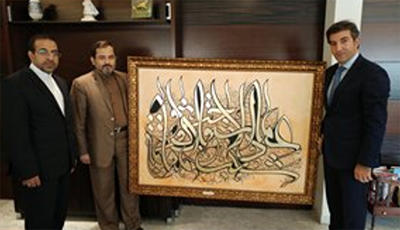 اهدای اثر هنرمندان ایرانی به رییس جمهور لبنان اهدای اثر هنرمندان ایرانی به رییس جمهور لبنان