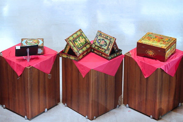 نمایش آثار یک زوج هنرمند از یک هنر قدیمی نمایش آثار یک زوج هنرمند از یک هنر قدیمی