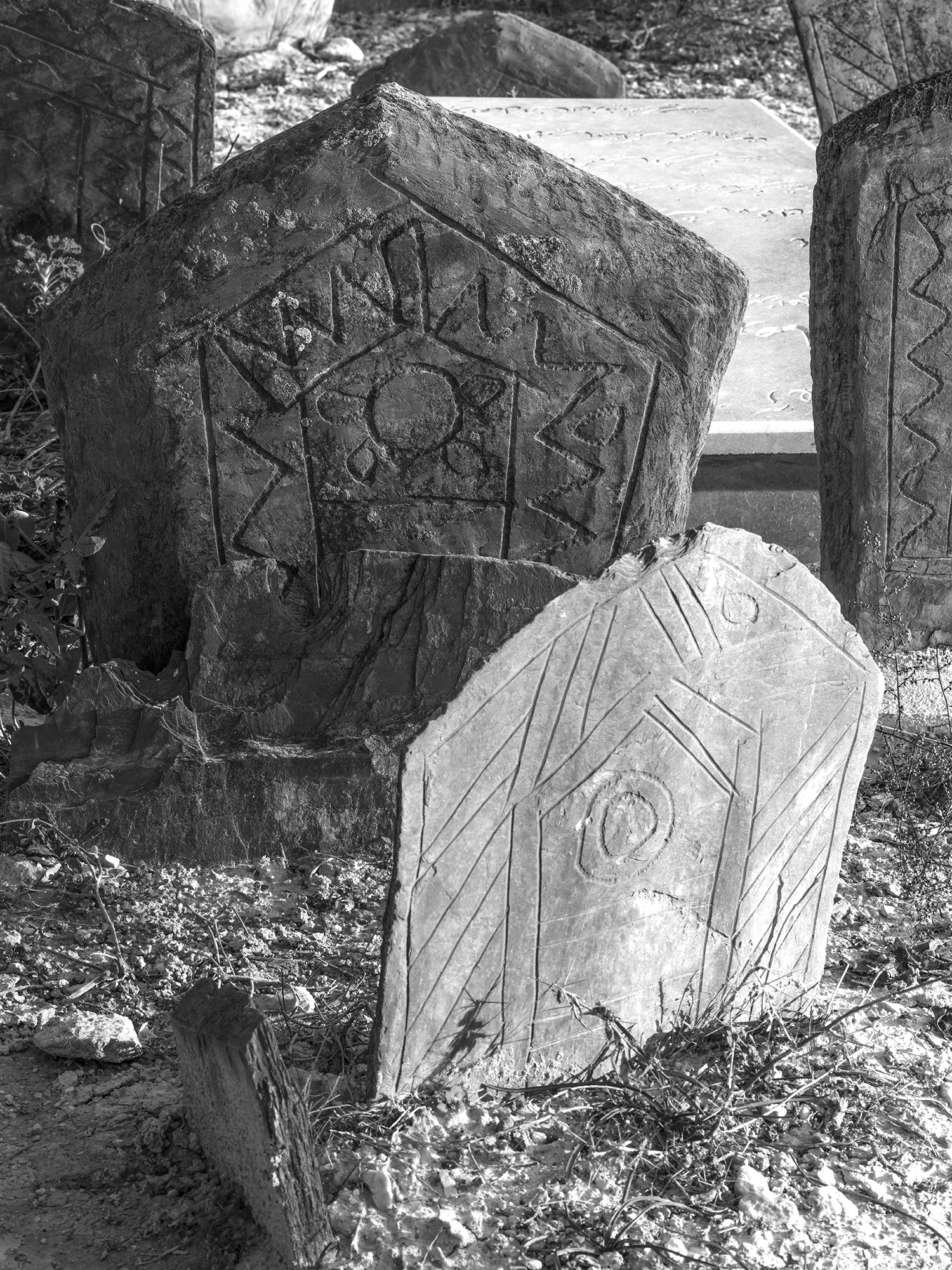 اثر مجموعه آرامستان سفید چاه سه از سعید محمودی ازناوه اثر مجموعه آرامستان سفید چاه سه از سعید محمودی ازناوه