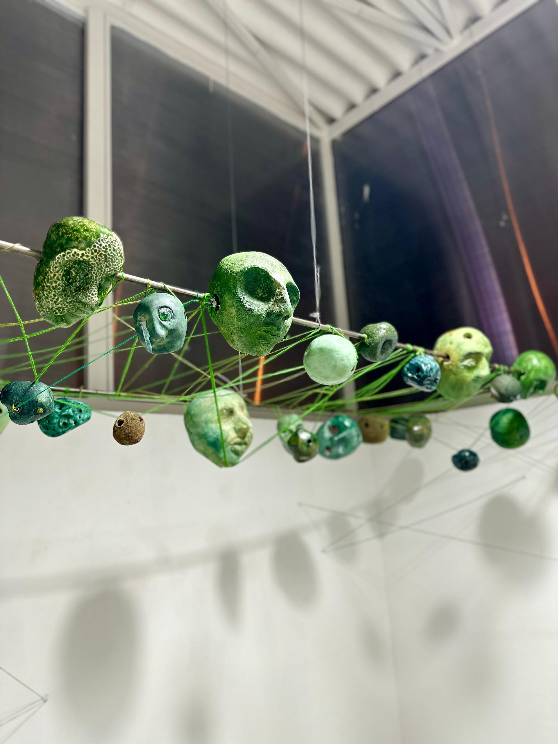 اثر سری تو سر ها از مریم بهمنش اثر سری تو سر ها از مریم بهمنش