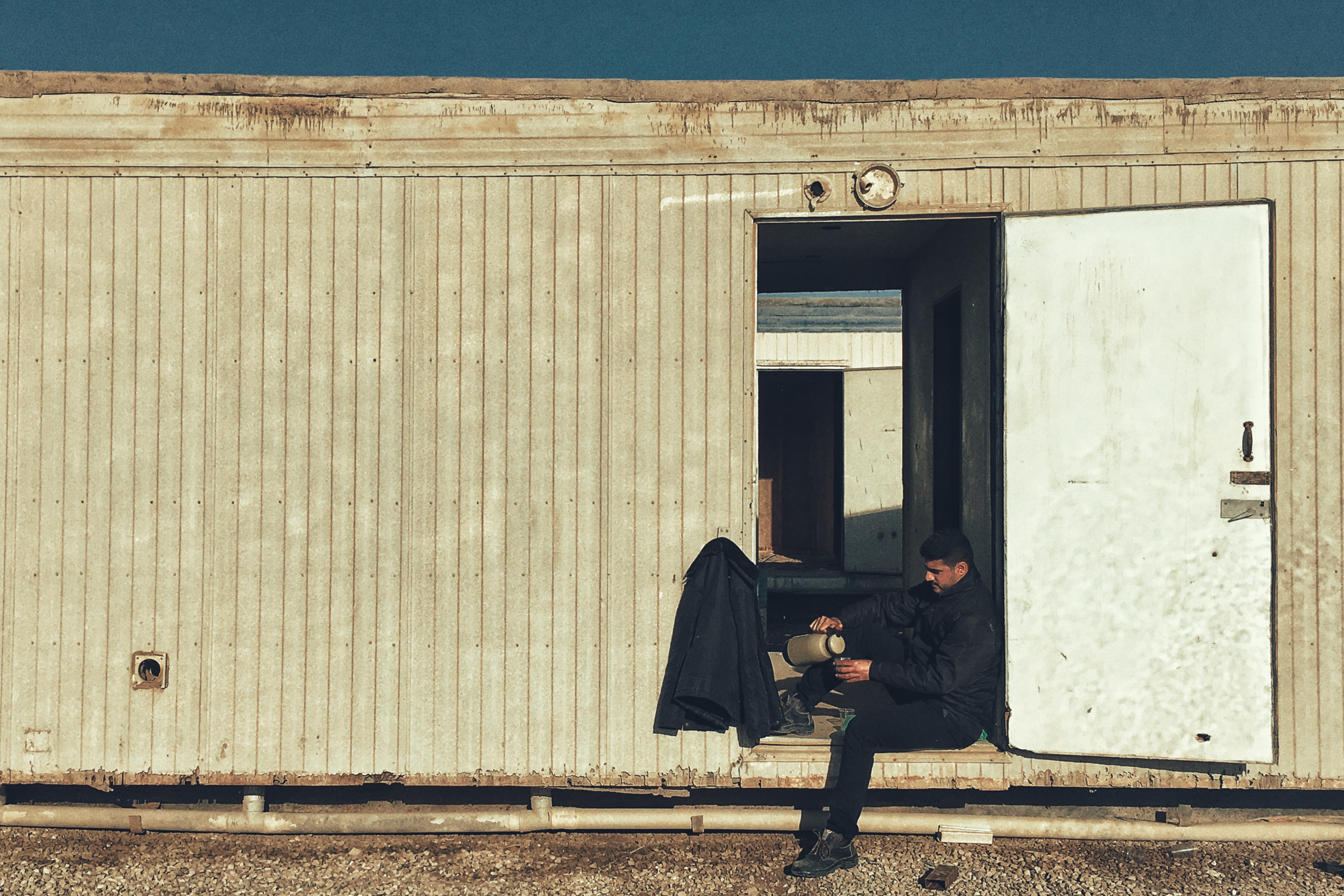 اثر چایت را بنوش از علی کاظمی اثر چایت را بنوش از علی کاظمی