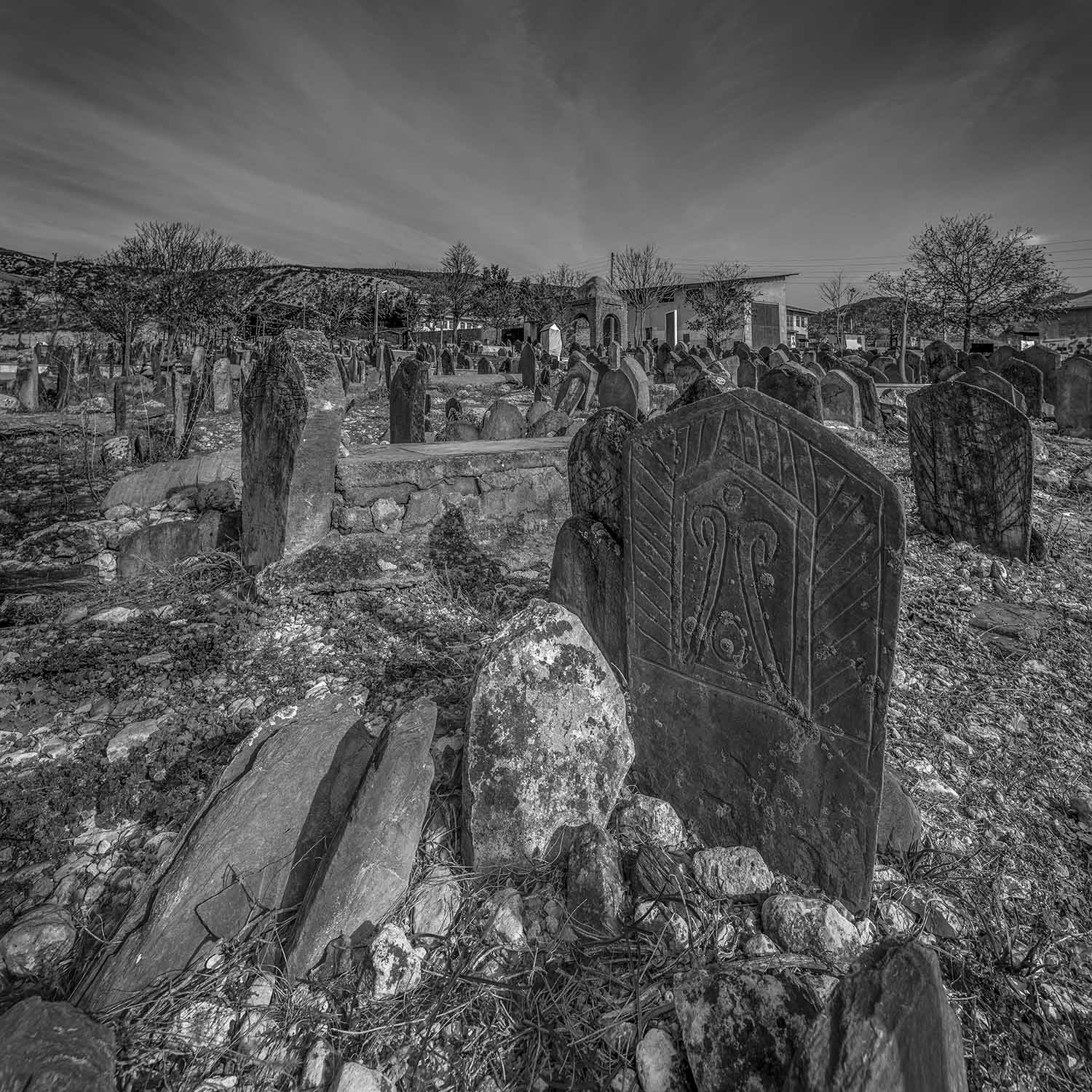 اثر مجموعه آرامستان سفید چاه هفت از سعید محمودی ازناوه اثر مجموعه آرامستان سفید چاه هفت از سعید محمودی ازناوه